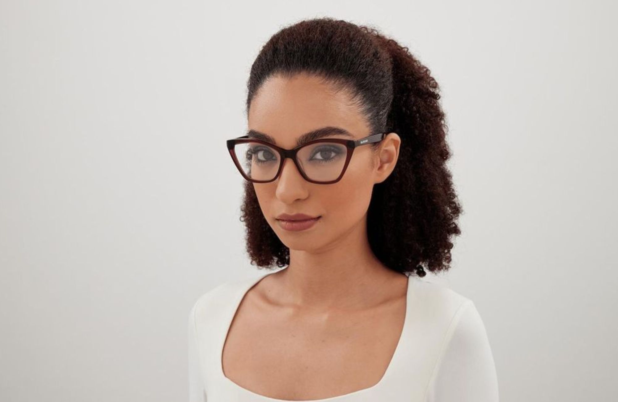 Stylish Glasses for Women: Best Trends and Frames 2025